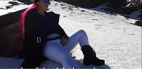 Débora Fantine se masturbando na Neve